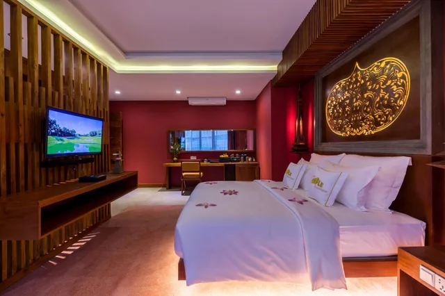 Premier, Suite, City View, Balcony, Bathtub, Golden Temple Boutique 1/1
