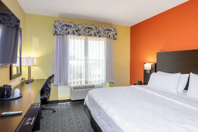 جناح بسرير كينج بمنطقة جلوس، Holiday Inn Garland 1/7