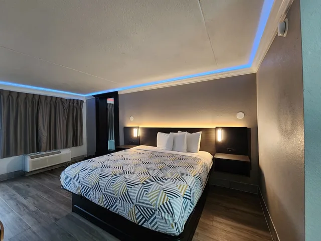 1 King Bed - Mobil Acc RI Shwr Smk Micfridg، Motel6 North Little Rock, AR 2/7