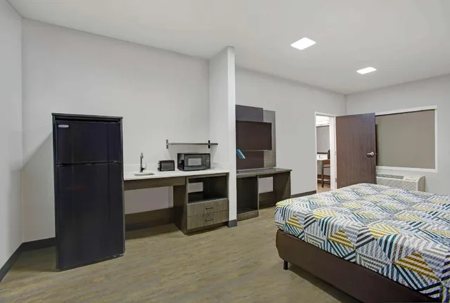 1 King Bed Mobil Access Tub Nsmk Kitchen، Motel6 Monahans, TX 3/8