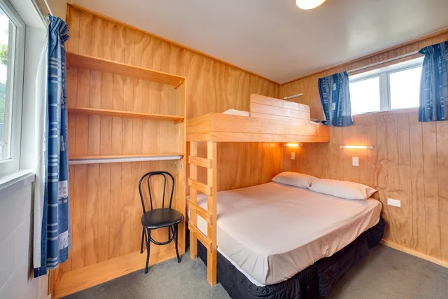 كابينة بسرير بطابقين وسرير كوين بمطبخ، Wellington Top 10 Holiday Park 1/1