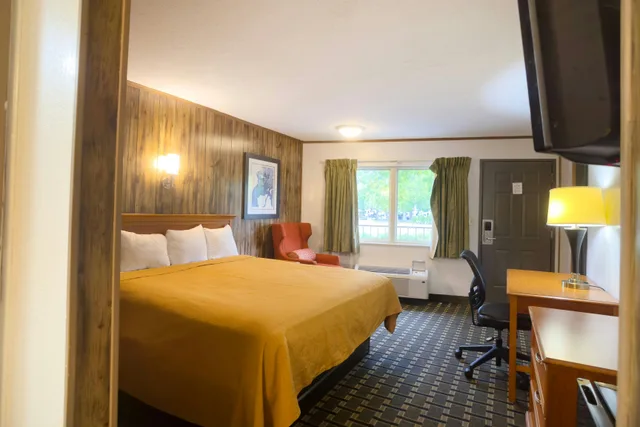 غرفة بسرير كينج بإطلالة على النهر، Tennessee Mountain Lodge Riverside by OYO 4/6
