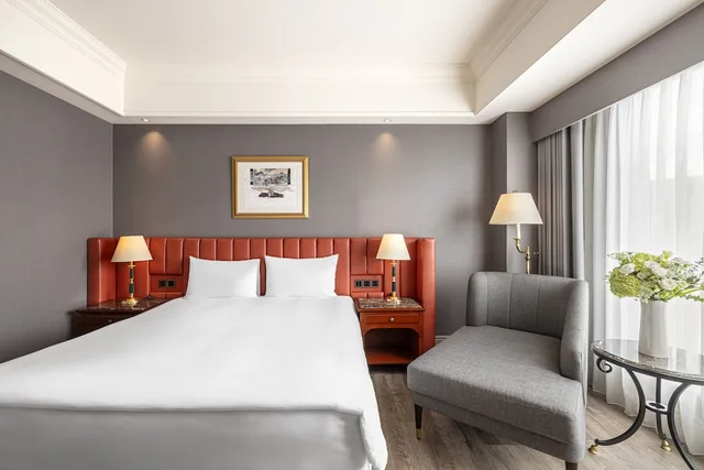 غرفة كلاسيكية بسرير كينج وسرير كوين، Lakeshore Hotel 3/5