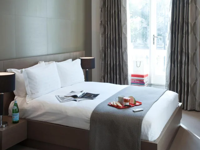 1 Bedroom, Executive, Apartment, King Bed, Balcony, 130 Queensgate Apartments 1/2