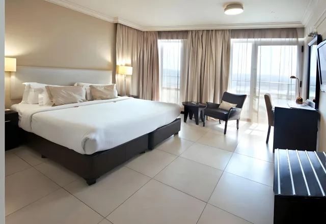 Deluxe, Queen and Twin Beds, North View، Blue Waters Hotel 1/1