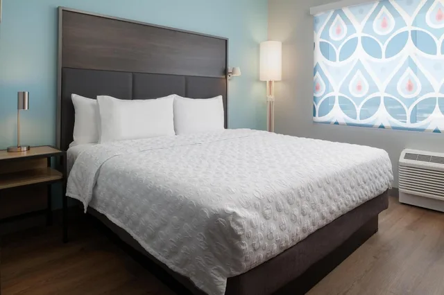 غرفة بسرير كينج، Tru by Hilton El Paso Airport 1/2