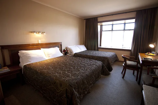 غرفة قياسية بسرير كوين وسرير فردي، Distinction Coachman Hotel Palmerston North 1/5