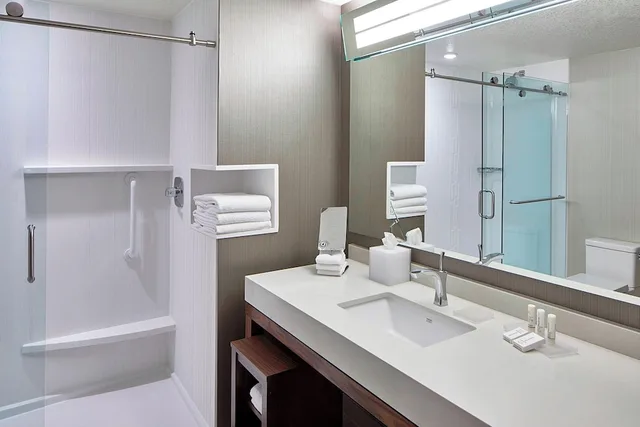 غرفة بسرير مزدوج لذوي الإعاقة، Courtyard By Marriott Minneapolis West 3/4