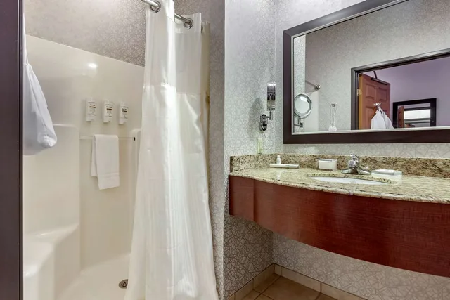 جناح بسرير كينج بغرفتين مع أريكة بمطبخ صغير بحوض استحمام، Best Western Premier Bridgewood Resort Hotel 6/6