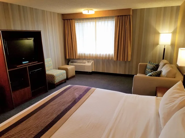 غرفة بسرير كينج مع أريكة، Best Western Cascadia Inn 3/6