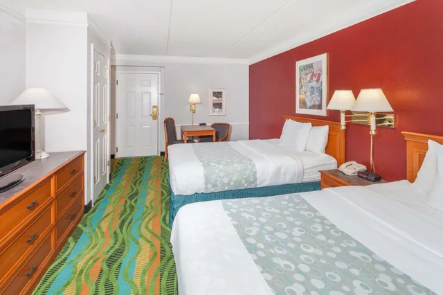 غرفة بسريرين مزدوجين، Days Inn & Suites by Wyndham Arlington Heights 6/10