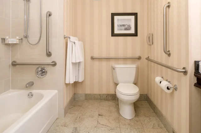 Suite, 2 King Beds, 2 Bathrooms, Accessible، Embassy Suites By Hilton Portland Downtown 3/3