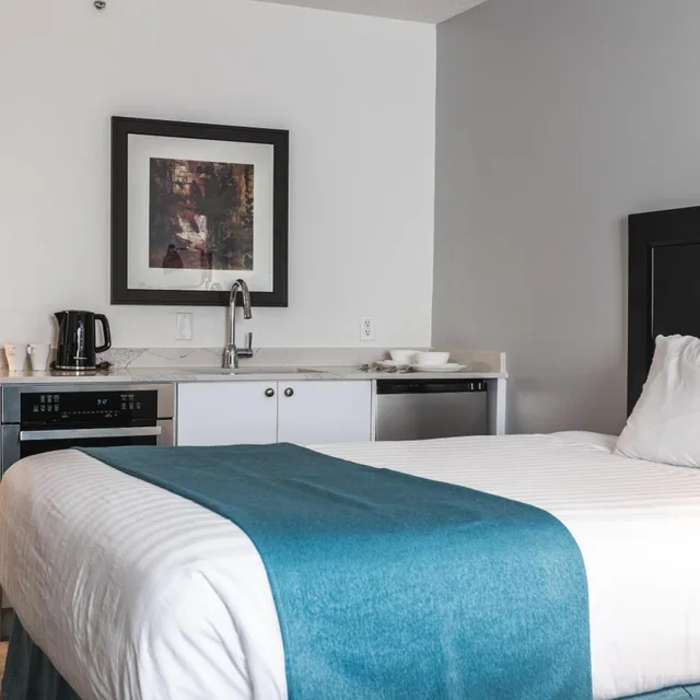 غرفة بسرير كينج وسريرين كوين يُسمح فيها بالحيوانات الأليفة بمطبخ صغير، Ramada By Wyndham Surrey/Langley 3/9