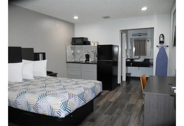 1 Queen Bed ADA/RI Shower/Nsmk/Kitchen، OYO 1000969 Studio6 Tacoma, WA - South 6/10