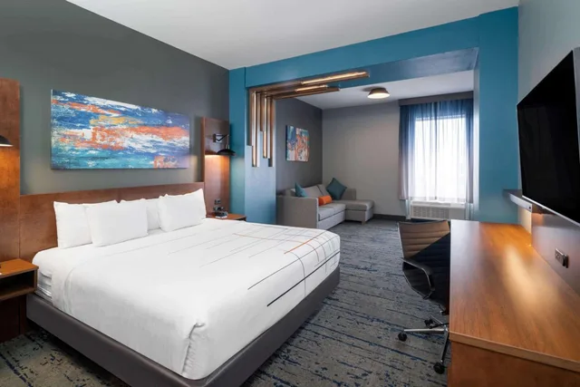 جناح استوديو بسرير كينج مع أريكة، La Quinta Inn & Suites by Wyndham Louisville East 1/1