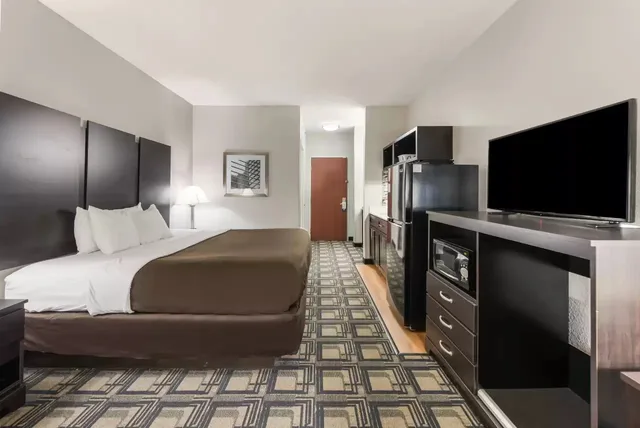 Efficiency, King Bed, Smoking، Suburban Studios Mason Hwy 42 2/5