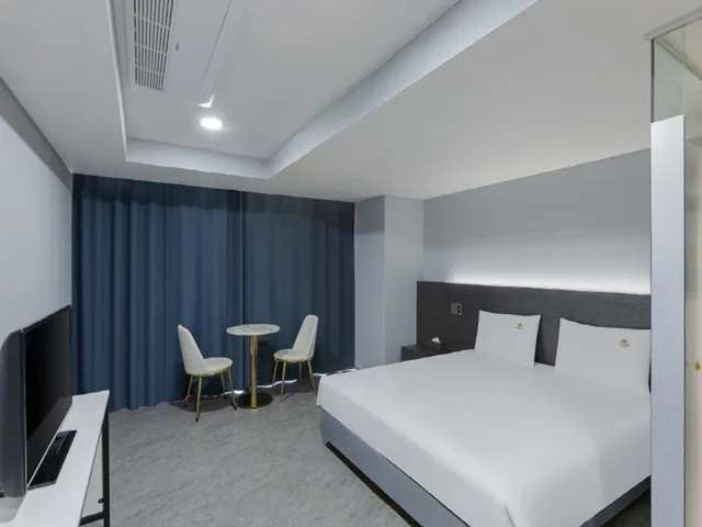 غرفة ديلوكس بسرير كينج بدون إطلالة في طابق منخفض، Suncloud Hotel 1/1