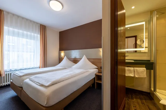 Room, King Bed, Private Bathroom, Hamm 2/5