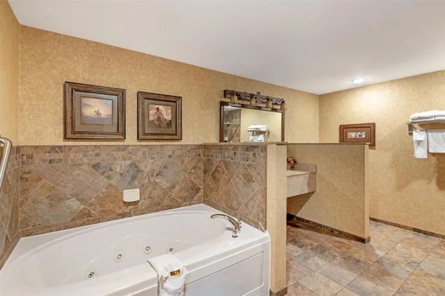 Alamo, Theme, Suite, King Bed, Sofa, Jetted Tub، Best Western Plus Kelly Inn and Suites 3/4