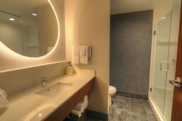 غرفة بسرير كينج مع أريكة، FAIRFIELD INN AND SUITES GATLINBURG DOWNTOWN 4/5