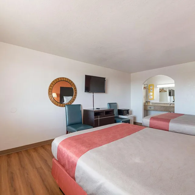 Room, 2 Queen Beds, Smoking, Motel6 San Antonio, TX - I-10 West 9/10