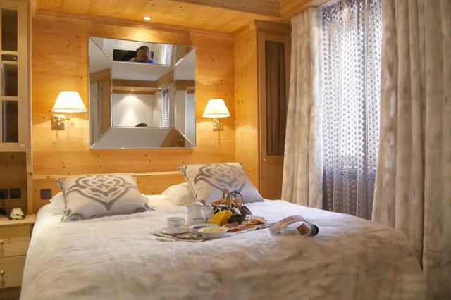 غرفة كلاسيكية بسرير كينج، Hôtel Tsanteleina 5/8