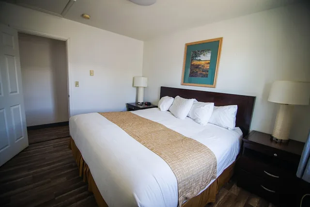 جناح بسرير كينج وسرير كوين بغرفتي نوم، Travelodge by Wyndham Colorado Springs Airport/Peterson AFB 1/4