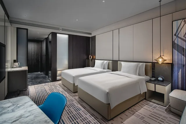 غرفة قياسية بسريرين مزدوجين مع دخول صالة النادي، Crowne Plaza Ezhou 2/2