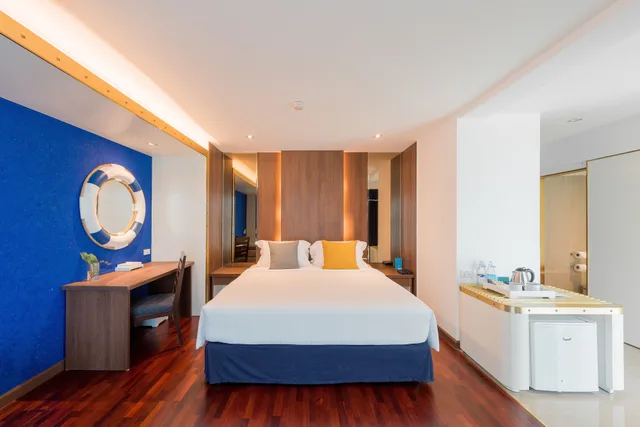 كابينة بسرير مزدوج بإطلالة جزئية على البحر، The Cruise Hotel 9/10