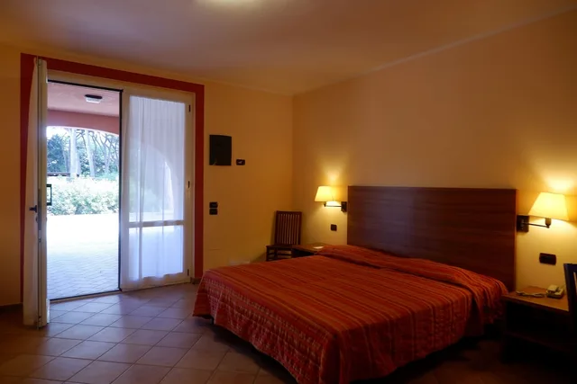 غرفة قياسية بسرير كوين بإطلالة على الحديقة بشرفة، Villaggio Club I Tusci Residence 2/3