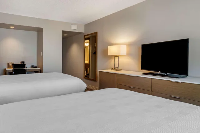 Room, 2 Double Beds, Bath and Shower، Best Western Plus Vancouver Airport Hotel 3/4