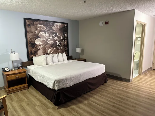 غرفة بسرير كينج لذوي الإعاقة، Super 8 By Wyndham Valdosta Conf Center Area 1/6