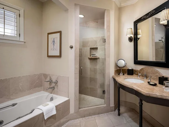 جناح بسرير كينج بإطلالة على الحديقة بشرفة بغرفة نوم واحدة مع أريكة، Fairmont Sonoma Mission Inn & Spa 2/2