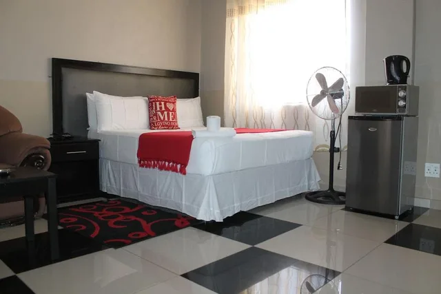 غرفة بسرير كوين، Miraton Guest Lodge 1/2