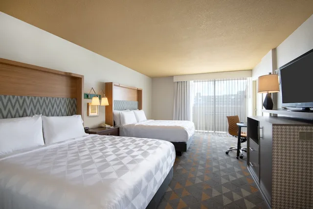 جناح بسريرين كوين بإطلالة على الجبل بشرفة، Holiday Inn Denver East Stapleton 1/3