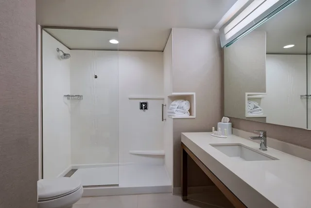 غرفة بسرير كينج مع أريكة، Courtyard By Marriott Jackson Madison 3/3