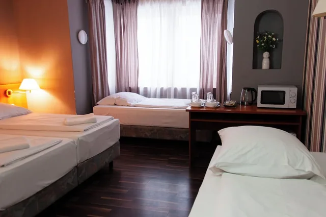 غرفة عائلية رباعية بسرير كينج وسريرين منفصلين، Fair Hotel Villa Diana Westend 3/8