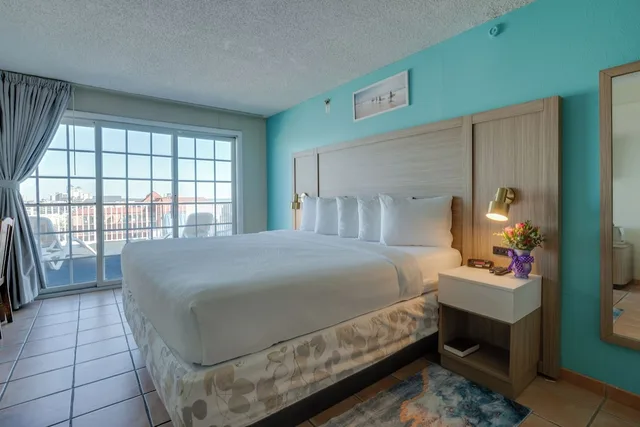 غرفة قياسية بسرير كينج بإطلالة جزئية على البحر مع أريكة، Paradise Plaza Inn 4/5