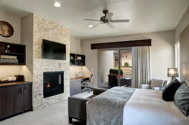 غرفة بسرير كينج، Garden Of The Gods Club And Resort 1/2