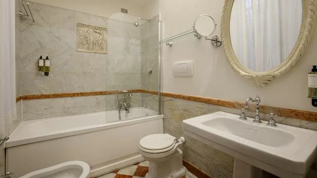 غرفة قياسية رباعية، Royal Court Hotel 5/5