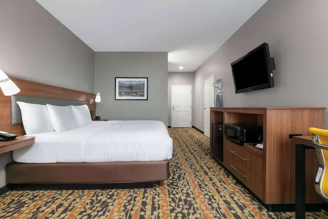 غرفة بسرير كينج لذوي الإعاقة، La Quinta Inn Suites Belton Temple South 1/5