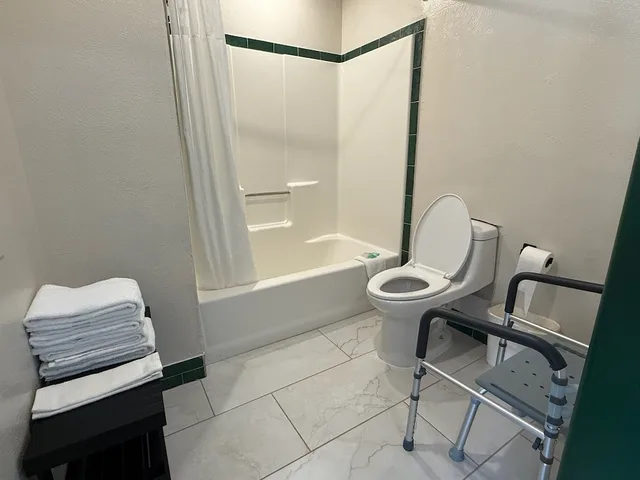 Deluxe, Quadruple, 2 Queen Beds, Accessible, Boulder Twin Lakes Inn 8/8