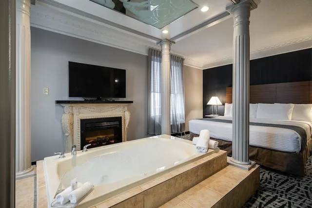 جناح فاخر بسرير كينج بحوض جاكوزي، Monte Carlo Inn Toronto West Suites 7/10