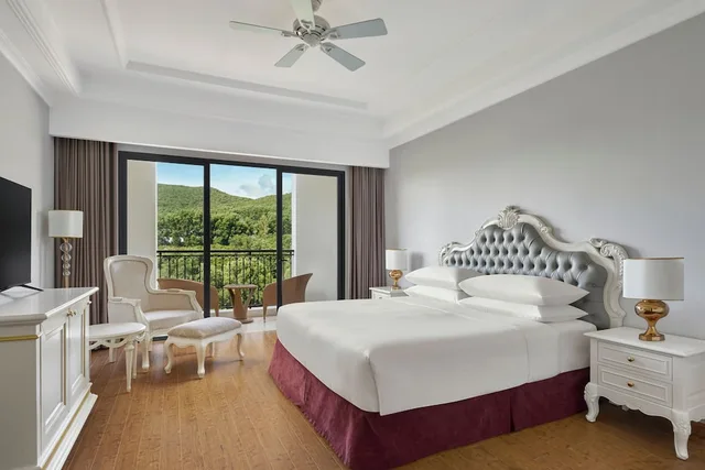 غرفة ديلوكس بسرير كينج بإطلالة على الحديقة بشرفة، Nha Trang Marriott Resort & Spa Hon Tre Island 1/4