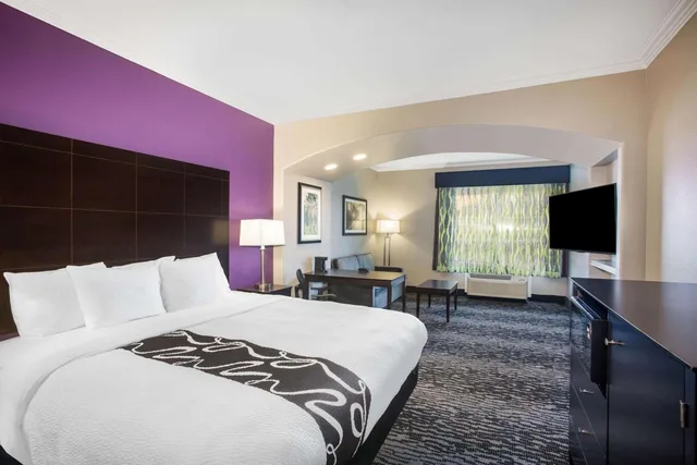 جناح ديلوكس بسرير كينج بحوض استحمام لذوي الإعاقة، La Quinta Inn And Suites By Wyndham Columbus Tx 3/7