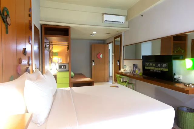 Warmth, Deluxe, Queen Bed, Maxonehotels At Sabang 1/6