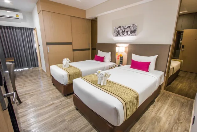 غرفة بسريرين منفصلين بشرفة، Pacific Park Hotel And Residence 2/5
