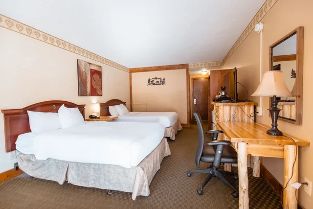 Standard, 2 Queen Beds, Creek Side، Brookside Lodge 1/8