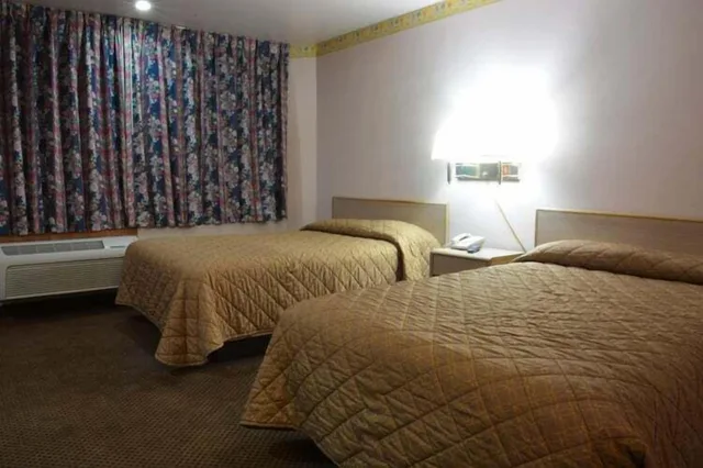 غرفة قياسية بسريرين مزدوجين، The Flamingo Motel 1/3