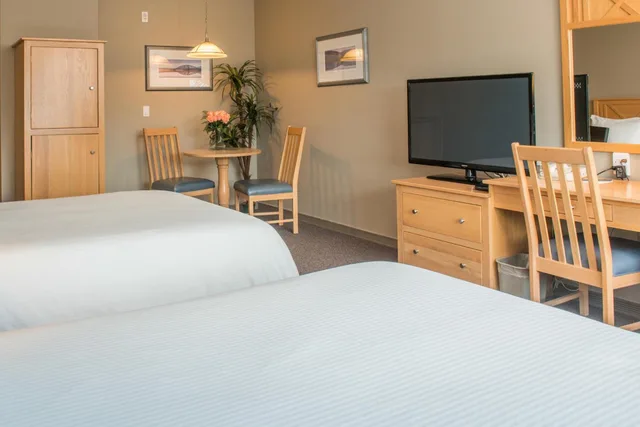 Deluxe, 2 Queen Beds, Hilltop Inn Salmon Arm 1/1